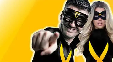 Изображение героя в стиле супергероя, указывающего на зрителя, рекламирующего бонус Приведи друга от Бриликс на ярком желтом фоне с женским персонажем-супергероем на заднем плане.